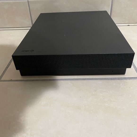 Xbox One X Console - Picture 3 of 6